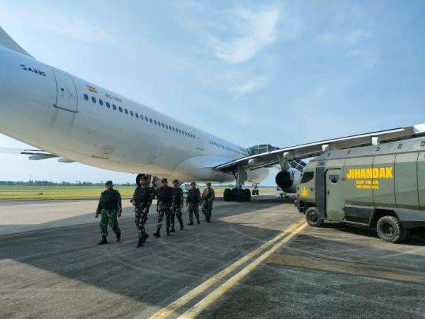TNI Cepat Tanggapi Ancaman Bom ke Pesawat Jamaah Haji, Seluruh Penumpang Aman TNI Cepat Tanggapi Ancaman Bom ke Pesawat Jamaah Haji, Seluruh Penumpang Aman