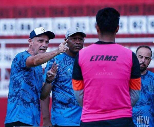 Arema FC Tengah Gacor, Joel Cornelli Harap Pasukannya Tetap Waspada saat Lawan Persebaya Surabaya Arema FC Tengah Gacor, Joel Cornelli Harap Pasukannya Tetap Waspada saat Lawan Persebaya Surabaya