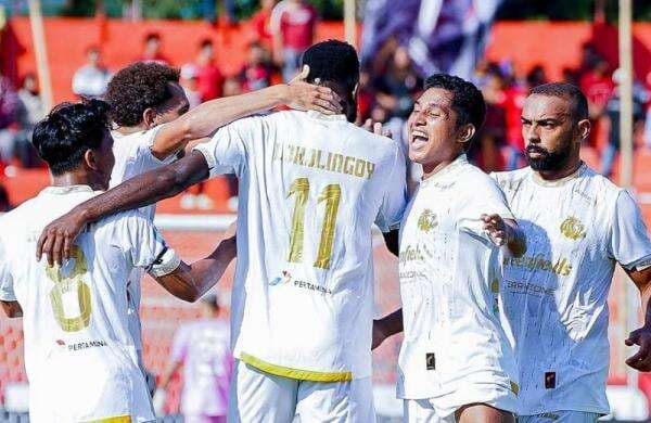 Hasil Liga 1: Arema Loncat ke 4 Besar usai Bungkam Semen Padang Hasil Liga 1: Arema Loncat ke 4 Besar usai Bungkam Semen Padang