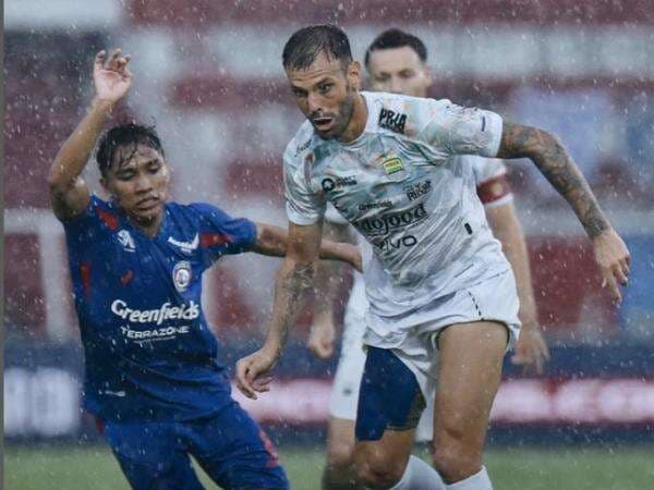 Hasil Arema FC vs Persib Bandung di Babak Pertama: Skor Imbang 1-1 Hasil Arema FC vs Persib Bandung di Babak Pertama: Skor Imbang 1-1
