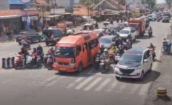 Arus Balik Lebaran 2024, Ribuan Motor Padati Jalur Pantura Cirebon Arus Balik Lebaran 2024, Ribuan Motor Padati Jalur Pantura Cirebon