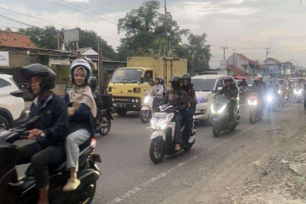 Arus Lalin di Pantura Cirebon Merayap, Kecepatan Kendaraan 0-10 Km per Jam Arus Lalin di Pantura Cirebon Merayap, Kecepatan Kendaraan 0-10 Km per Jam