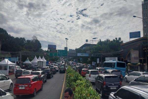 Arus Lalu Lintas di Jalur Puncak Meningkat, Polisi Berlakukan Sistem One Way Arus Lalu Lintas di Jalur Puncak Meningkat, Polisi Berlakukan Sistem One Way