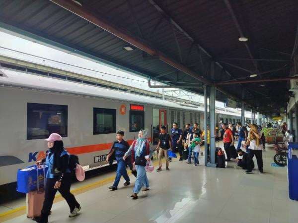 Arus Mudik 21-27 Maret, KAI Sudah Layani 1,2 Juta Penumpang Arus Mudik 21-27 Maret, KAI Sudah Layani 1,2 Juta Penumpang