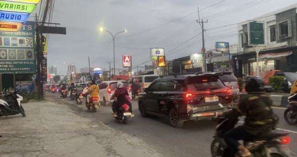 Sore Ini, Arus Mudik di Jalur Pantura Cirebon Macet Sore Ini, Arus Mudik di Jalur Pantura Cirebon Macet