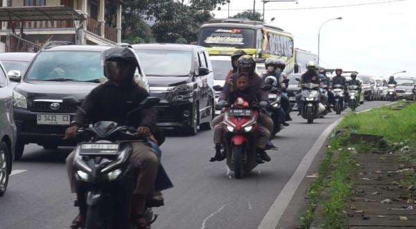 Jumlah Kendaraan di Jalur Nagreg Tembus 198 Ribu Unit pada Puncak Arus Mudik Lebaran Jumlah Kendaraan di Jalur Nagreg Tembus 198 Ribu Unit pada Puncak Arus Mudik Lebaran