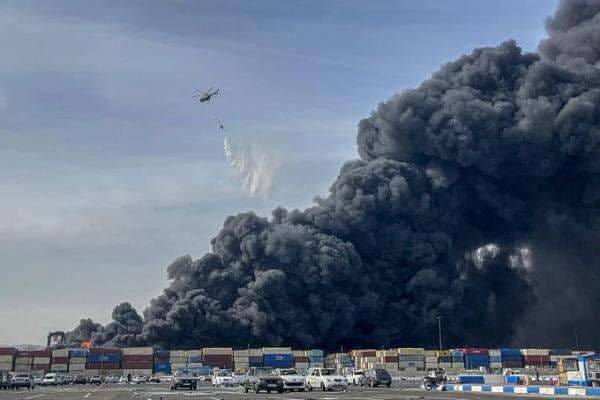 Ledakan Dahsyat Guncang Pelabuhan Bandar Abbas Iran, Tewaskan Setidaknya 18 Orang Ledakan Dahsyat Guncang Pelabuhan Bandar Abbas Iran, Tewaskan Setidaknya 18 Orang