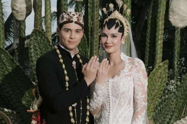 Asri Welas Tuangkan Cinta, Budaya, dan Kenangan dalam Kain Pernikahan Luna Maya Asri Welas Tuangkan Cinta, Budaya, dan Kenangan dalam Kain Pernikahan Luna Maya