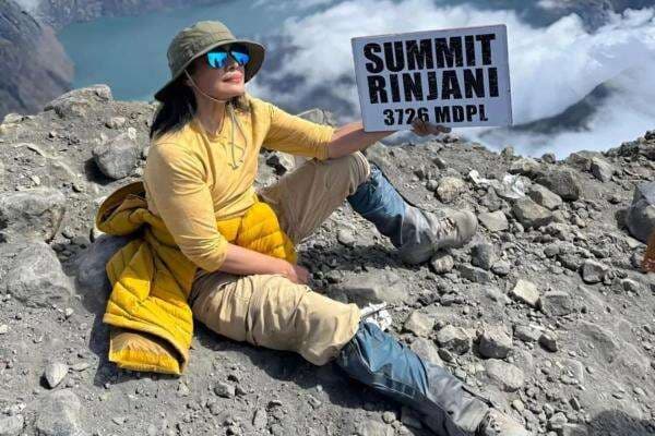 Atiek CB Taklukkan Puncak Gunung Rinjani di Usia 62 Tahun, Bukti Umur Bukan Halangan Atiek CB Taklukkan Puncak Gunung Rinjani di Usia 62 Tahun, Bukti Umur Bukan Halangan
