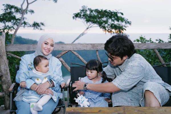 Cerita Perjalanan Aurel Hermansyah Menyusui Dua Buah Hatinya: Bukan Hal Mudah Cerita Perjalanan Aurel Hermansyah Menyusui Dua Buah Hatinya: Bukan Hal Mudah