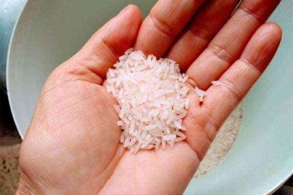Awas! Makan Beras Mentah Bisa Bikin Keracunan dan Merusak Dinding Usus Awas! Makan Beras Mentah Bisa Bikin Keracunan dan Merusak Dinding Usus