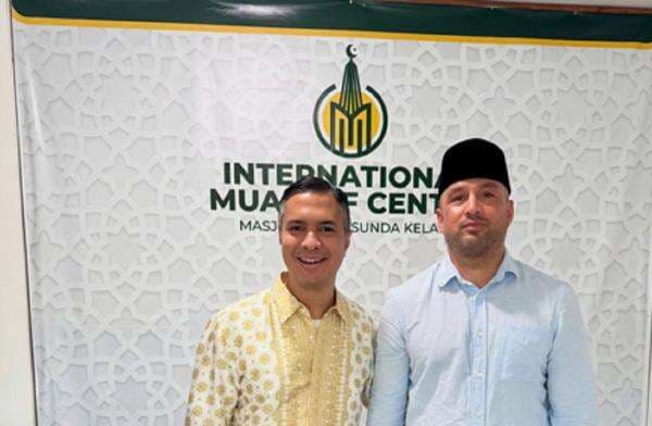 Ayah Miliano Jonathans Resmi Jadi Mualaf Jelang sang Anak Perkuat Timnas Indonesia, Diungkap Tenaga Ahli Menpora Ayah Miliano Jonathans Resmi Jadi Mualaf Jelang sang Anak Perkuat Timnas Indonesia, Diungkap Tenaga Ahli Menpora