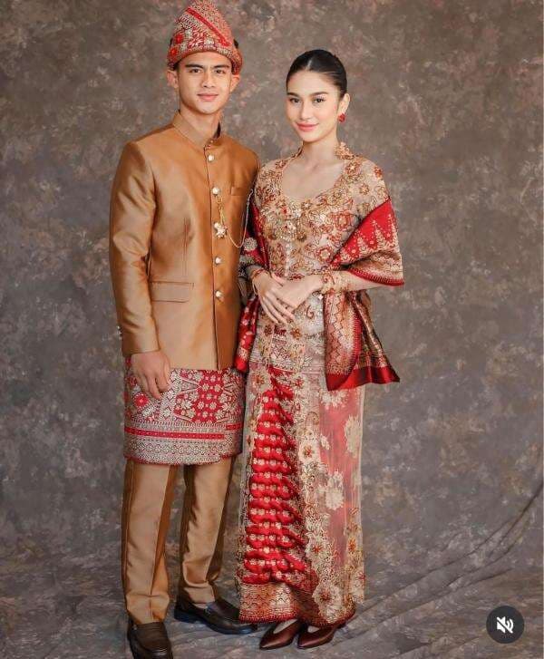 5 Potret Azizah Salsha dan Pratama Arhan Kompak Pakai Baju Adat Minang bak Bangsawan 5 Potret Azizah Salsha dan Pratama Arhan Kompak Pakai Baju Adat Minang bak Bangsawan