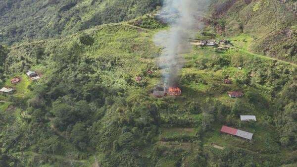 Aksi KKB Bakar Sekolah di Pegunungan Bintang Terpantau Drone, Pelaku 16 Orang Aksi KKB Bakar Sekolah di Pegunungan Bintang Terpantau Drone, Pelaku 16 Orang
