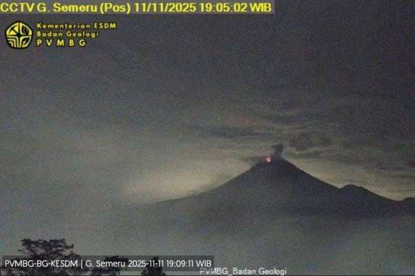 Gunung Semeru Meletus Malam Ini, Kolom Abu Setinggi 500 Meter Membubung ke Langit Gunung Semeru Meletus Malam Ini, Kolom Abu Setinggi 500 Meter Membubung ke Langit