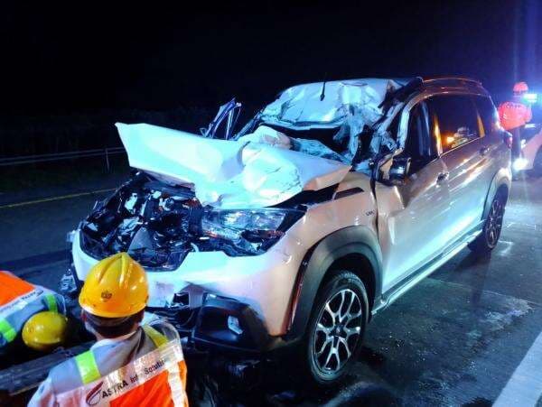Ertiga Rusak Parah Menabrak Kendaraan Misterius di Tol Jombang, Tiga Orang Luka 1 Tewas Ertiga Rusak Parah Menabrak Kendaraan Misterius di Tol Jombang, Tiga Orang Luka 1 Tewas