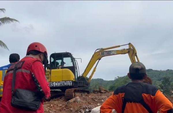Tim SAR Kerahkan Alat Berat untuk Mencari 21 Korban Longsor Cilacap yang Hilang Tim SAR Kerahkan Alat Berat untuk Mencari 21 Korban Longsor Cilacap yang Hilang
