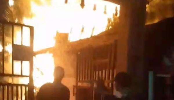 Kebakaran di Cengkareng Jakbar Dini Hari, Lapak Barang Bekas Dilahap Si Jago Merah Kebakaran di Cengkareng Jakbar Dini Hari, Lapak Barang Bekas Dilahap Si Jago Merah