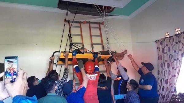 Teknisi AC yang Tersengat Listrik di Palangkaraya Meninggal Dunia Teknisi AC yang Tersengat Listrik di Palangkaraya Meninggal Dunia