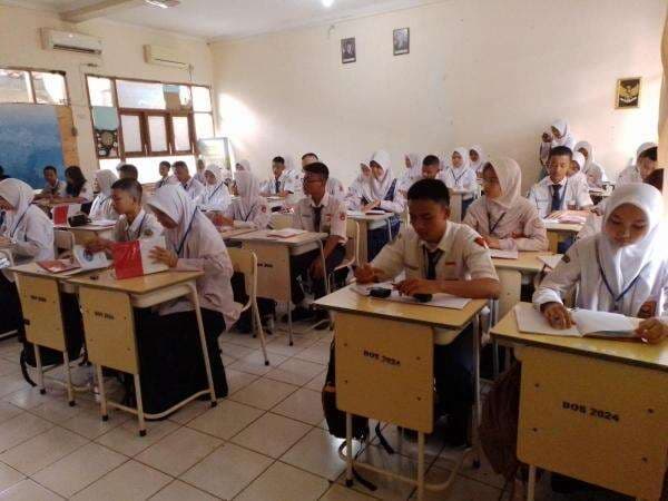 Dampak Kebijakan 1 Rombel 50 Siswa, Sejumlah Sekolah Negeri di Karawang Masih Kekurangan Mebeler Dampak Kebijakan 1 Rombel 50 Siswa, Sejumlah Sekolah Negeri di Karawang Masih Kekurangan Mebeler