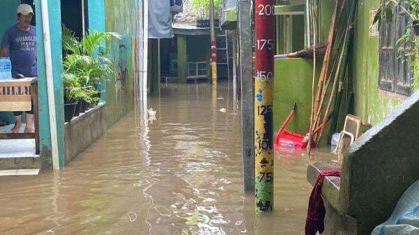 Banjir di Kebon Pala Jaktim Kian Tinggi, Air Capai Paha Orang Dewasa Banjir di Kebon Pala Jaktim Kian Tinggi, Air Capai Paha Orang Dewasa