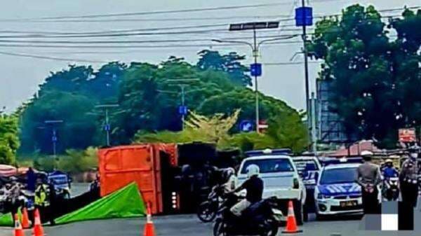 Truk Batu Bara Hilang Kendali Tabrak Tiang Lampu Lalu Lintas di Simpang 4 PU Lama Bungo Truk Batu Bara Hilang Kendali Tabrak Tiang Lampu Lalu Lintas di Simpang 4 PU Lama Bungo