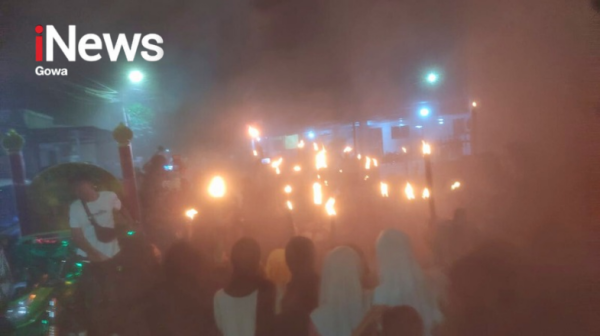 Semarak Takbiran Keliling Organisasi Baladewa Bersama Warga Makassar Gunakan Obor Semarak Takbiran Keliling Organisasi Baladewa Bersama Warga Makassar Gunakan Obor