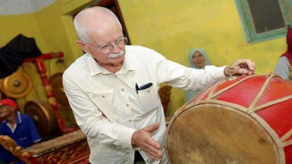 Peserta Indo-Austay Antusias Tabuh Gamelan, Pengalaman Baru Belajar Budaya Jawa Peserta Indo-Austay Antusias Tabuh Gamelan, Pengalaman Baru Belajar Budaya Jawa