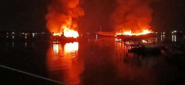 Tiga Kapal Terbakar di Teluk Kayangan Lombok Timur Tiga Kapal Terbakar di Teluk Kayangan Lombok Timur