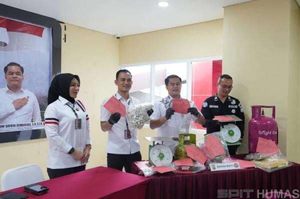 Polda Sumsel Bongkar Sindikat LPG Oplosan di Palembang, 4 Tersangka Ditangkap Polda Sumsel Bongkar Sindikat LPG Oplosan di Palembang, 4 Tersangka Ditangkap