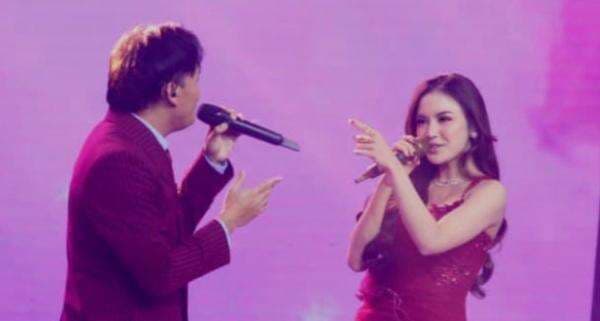 So Sweet! Rizky Febian Ajak Mahalini Nyanyi Alamak di Panggung Spotify Wrapped Live Indonesia 2025 So Sweet! Rizky Febian Ajak Mahalini Nyanyi Alamak di Panggung Spotify Wrapped Live Indonesia 2025