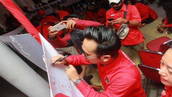 Dukung Megawati Kembali Jabat Ketua Umum Partai, Kader PDIP Solo Aksi Cap Jempol Darah Dukung Megawati Kembali Jabat Ketua Umum Partai, Kader PDIP Solo Aksi Cap Jempol Darah
