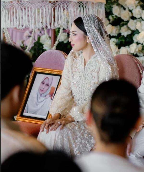 Bikin Haru, Jennifer Coppen Hadirkan Foto Mendiang Sang Ibu di Momen Pengajian Bikin Haru, Jennifer Coppen Hadirkan Foto Mendiang Sang Ibu di Momen Pengajian