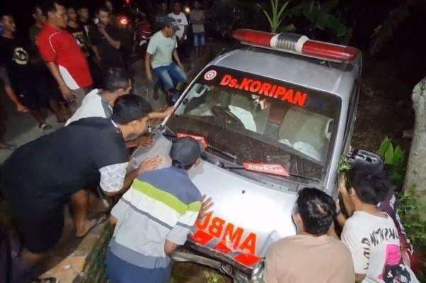 Kecelakaan di Ponorogo, Ambulans Melaju Kencang Tabrak Mobil dan Rumah Warga Kecelakaan di Ponorogo, Ambulans Melaju Kencang Tabrak Mobil dan Rumah Warga