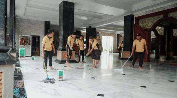 Pengabdian Diri Kepada Masyarakat, Polisi Bersih-bersih Tempat Ibadah di Jombang Pengabdian Diri Kepada Masyarakat, Polisi Bersih-bersih Tempat Ibadah di Jombang