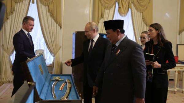 Pertemuan Bilateral,Prabowo-Putin Tukar Cendera Mata: Patung Garuda,Keris Bali hingga Pedang Perwira Pertemuan Bilateral,Prabowo-Putin Tukar Cendera Mata: Patung Garuda,Keris Bali hingga Pedang Perwira