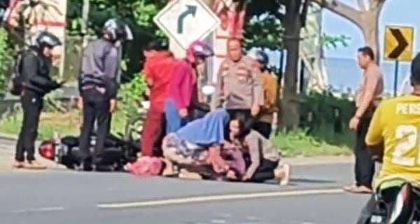 Viral Video Polwan Cantik AKP Natalia Evakuasi Korban Kecelakaan di Bantaeng Viral Video Polwan Cantik AKP Natalia Evakuasi Korban Kecelakaan di Bantaeng