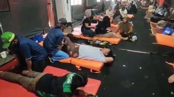 Komunitas Pijat Tuna Netra Layani Pijat Gratis Keluarga Korban Ponpes Al Khoziny Komunitas Pijat Tuna Netra Layani Pijat Gratis Keluarga Korban Ponpes Al Khoziny