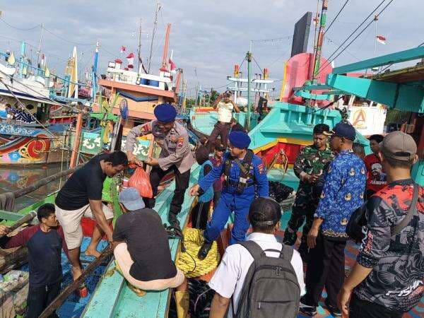 KLM Bintang Kharisma Bahari Tenggelam 7 ABK Asal Lamongan Selamat KLM Bintang Kharisma Bahari Tenggelam 7 ABK Asal Lamongan Selamat