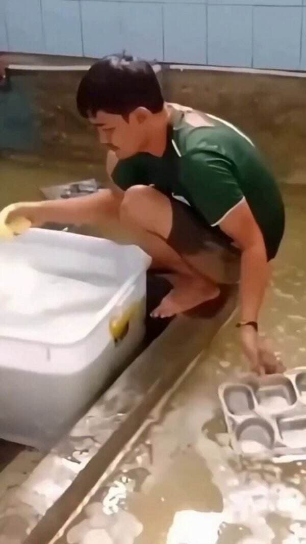 Viral Tempat Makan MBG Dicuci di Air Keruh, Bikin Netizen Geram! Viral Tempat Makan MBG Dicuci di Air Keruh, Bikin Netizen Geram!