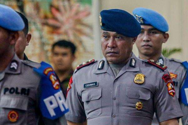 Kompol Cosmas Kaju Gae Menangis usai Dipecat dalam Kasus Rantis Brimob Lindas Affan Kurniawan Kompol Cosmas Kaju Gae Menangis usai Dipecat dalam Kasus Rantis Brimob Lindas Affan Kurniawan
