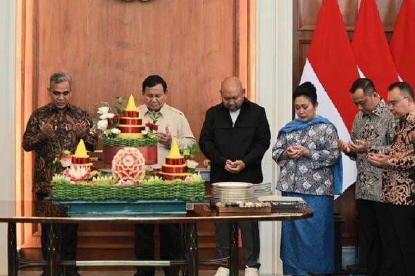 Prabowo Larang Pejabat Kirim Karangan Bunga di Hari Ultah, Imbau Uangnya buat Bantu Rakyat Prabowo Larang Pejabat Kirim Karangan Bunga di Hari Ultah, Imbau Uangnya buat Bantu Rakyat