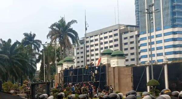 Demo Semakin Mencekam, Ribuan Massa Jebol Gerbang Utama Gedung DPR Demo Semakin Mencekam, Ribuan Massa Jebol Gerbang Utama Gedung DPR