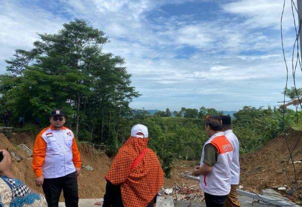 Fraksi PKS DPRD Kuningan Salurkan Bantuan bagi Korban Longsor dan Kebakaran Fraksi PKS DPRD Kuningan Salurkan Bantuan bagi Korban Longsor dan Kebakaran