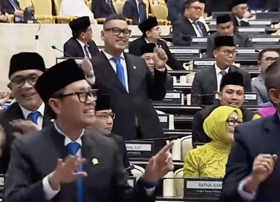 Saksi Ungkap Tak Ada Pembahasan Kenaikan Gaji saat Uya Kuya hingga Eko Patrio Asyik Joget Saksi Ungkap Tak Ada Pembahasan Kenaikan Gaji saat Uya Kuya hingga Eko Patrio Asyik Joget