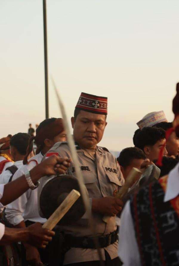 Unik! Polisi Mabar Amankan Festival Golo Koe dengan Topi Re’a, Wisatawan Terpukau Unik! Polisi Mabar Amankan Festival Golo Koe dengan Topi Re’a, Wisatawan Terpukau