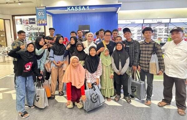 Wabup Kukar Ajak Siswa SLB Negeri Tenggarong Belanja dan Makan Bersama Wabup Kukar Ajak Siswa SLB Negeri Tenggarong Belanja dan Makan Bersama