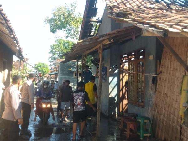 Diduga Korsleting Listrik, Rumah di Sragi Pekalongan Terbakar Diduga Korsleting Listrik, Rumah di Sragi Pekalongan Terbakar
