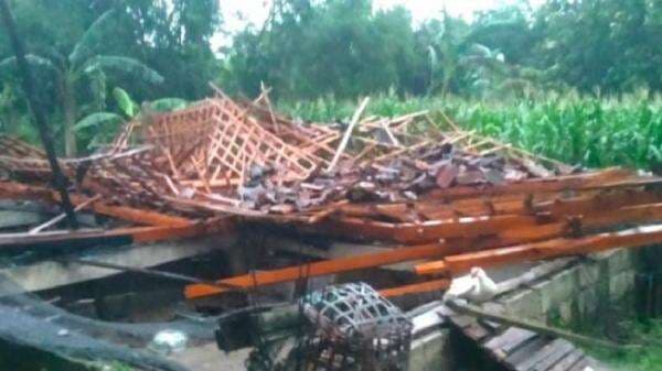 5 Rumah di Bojonegoro Roboh Diterjang Hujan Deras dan Angin Kencang 5 Rumah di Bojonegoro Roboh Diterjang Hujan Deras dan Angin Kencang
