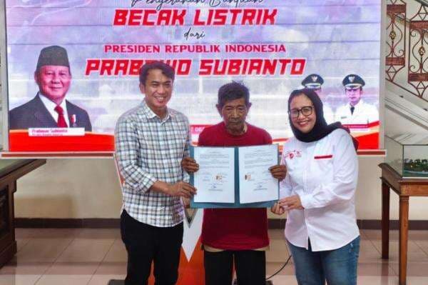 Kakek Sayudi Terharu Terima Becak Listrik Bantuan Prabowo: Kini Tak Lagi Capek Mengayuh Kakek Sayudi Terharu Terima Becak Listrik Bantuan Prabowo: Kini Tak Lagi Capek Mengayuh